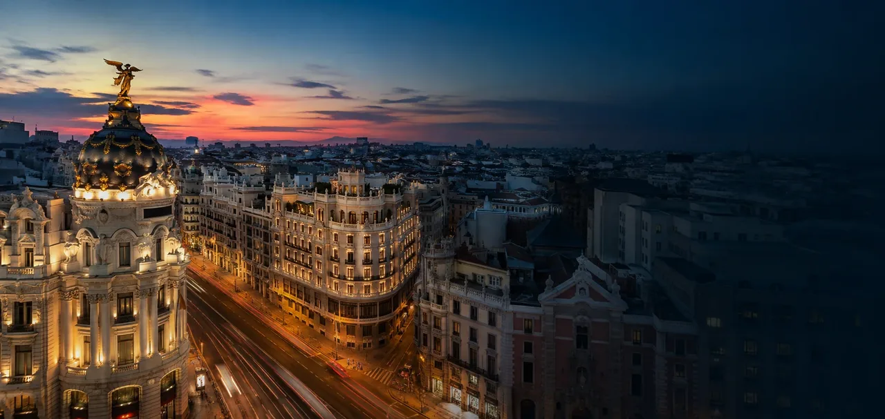 Gran Vía de Madrid al atardecer