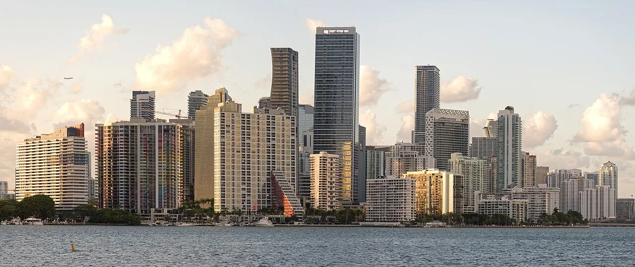 Panorama urbano de Miami junto al agua