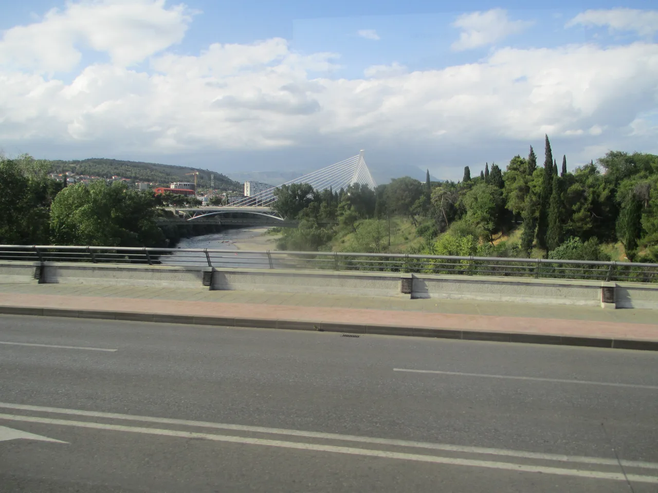 Río Morača y puente del Milenio en Podgorica, Montenegro